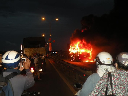 Xe khach chay du doi, 35 nguoi vua chay vua la het hinh anh