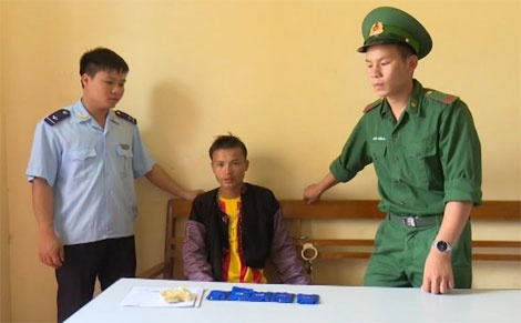 giau ma tuy vao nguoi con gai anh 1