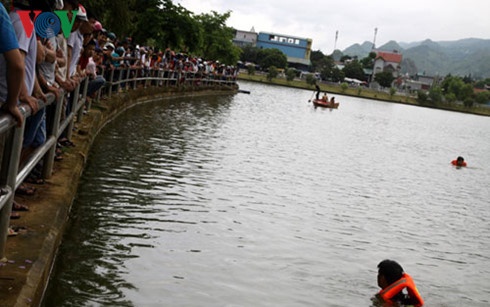 nhảy xuống hồ cứu người, ảnh 1 nhay xuong ho cuu nguoi, anh 1