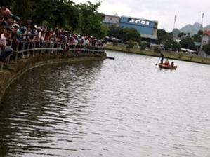 Nam thanh nien cuu nguoi yeu tu tu bi mat tich duoi ho sau hinh anh