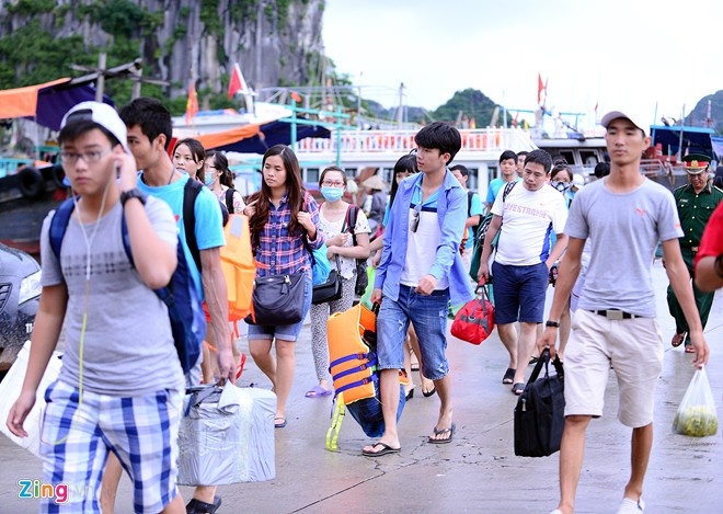 Hon 2.000 du khach mac ket o dao Co To hinh anh