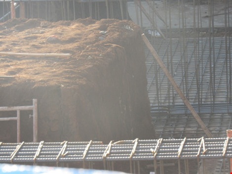 Tai nan lao dong, nu cong nhan bi dat chon vui hinh anh