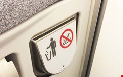 Hut thuoc khi may bay ha canh, khach bi phat 4 trieu dong hinh anh