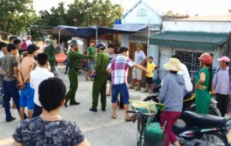 Cu cai, nguoi di xe may bi cong an xit hoi cay hinh anh