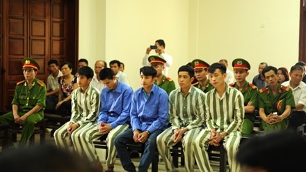 Lat lai 'ky an' cuop do tren song Ka Long hinh anh