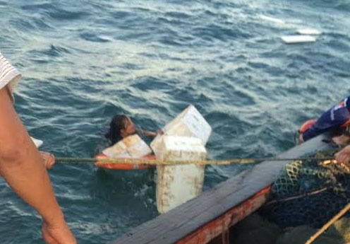 3 ngu dan bam thung xop troi tren bien duoc cuu song hinh anh