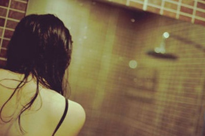 Dung clip 'nong' tong tinh, tien ban gai moi quen tren mang hinh anh