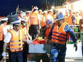 Tau 561 dua thi the phi hanh doan CASA-212 ve dat lien hinh anh