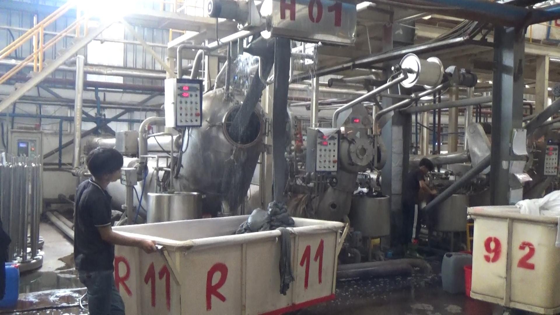 Xưởng nhuộm xả thải gây ô nhiễm ảnh 1 Xuong nhuom xa thai gay o nhiem anh 1