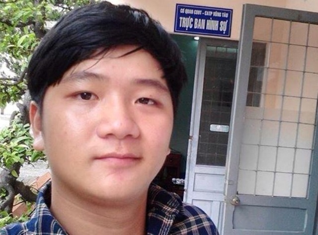 Gia canh sat hinh su dua 2 nguoi vao bay lua hinh anh