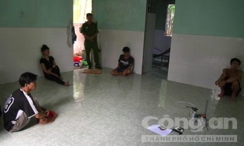 Choi ma tuy cung ban, nam thanh nien bi bat coc hinh anh