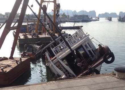 Tau du lich tu dam tai cang Tuan Chau hinh anh