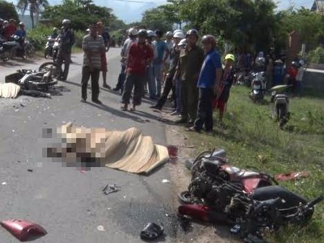 Xe may doi dau tren tinh lo, 2 nguoi chet hinh anh