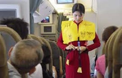 Hanh khach xe ao phao tren may bay bi phat 2 trieu dong hinh anh