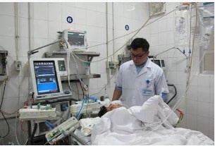 Benh nhan dau chan trai, mo... chan phai hinh anh