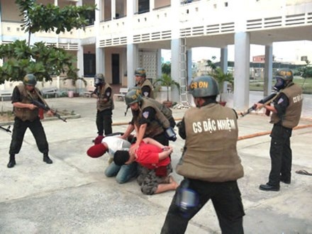 Toi pham co to chuc, doi no thue, chem muon phuc tap tro lai hinh anh