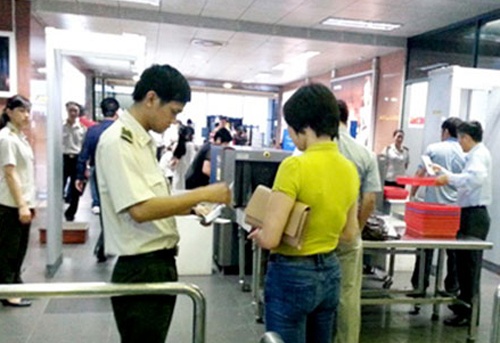 'Muon' ten nguoi khac di may bay, bi phat 7,5 trieu dong hinh anh