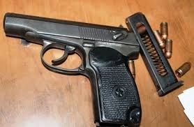 Sung cuop co, dai uy canh sat giao thong trung dan hinh anh