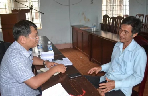 Chu tich xa bi to vao choi voi nu nhan vien khoa than hinh anh