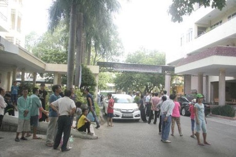 Nhieu du khach TQ khong dong tien, gay on ao trong benh vien hinh anh