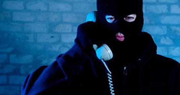 Nhieu vu gia danh cong an de doa, bat chuyen tien hinh anh