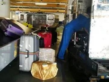 Nhan vien hang khong trom iPad cua khach di may bay hinh anh