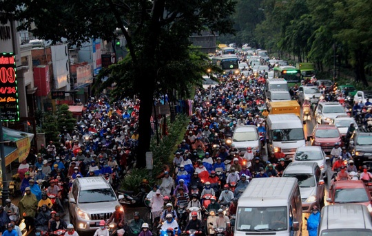 Cua ngo san bay Tan Son Nhat ket cung sau mua hinh anh