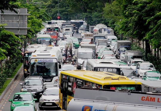 Cua ngo san bay Tan Son Nhat ket cung hinh anh