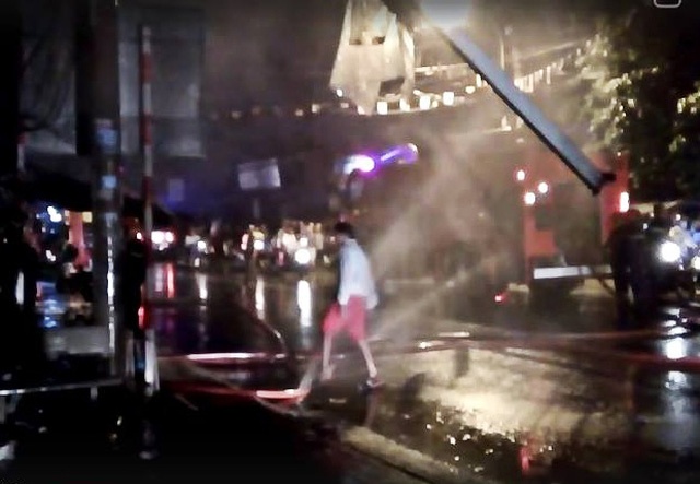 Chay cua hang trong chua anh 1