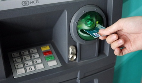 Vua rut tien ra khoi tru ATM thi bi dam thau bung hinh anh