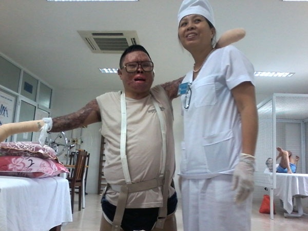 Chien si song sot sau vu roi may bay o Hoa Lac ra sao? hinh anh