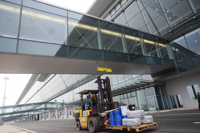 May bay bi xe keo hang dam hong anh 1