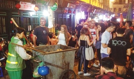 Pho co Ha Noi sau 0h hinh anh