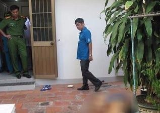 Thay giao chet sau nha voi vet han tren lung hinh anh