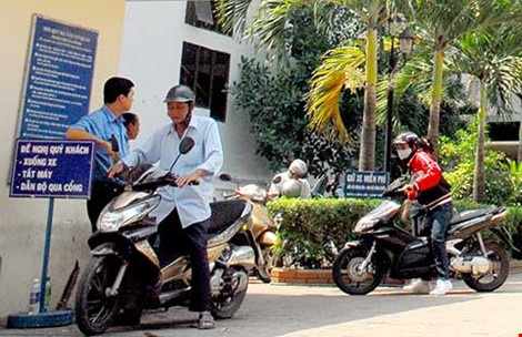 Co quan nha nuoc tai TP HCM phai treo bang ‘giu xe mien phi’ hinh anh
