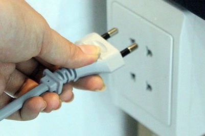 Be gai 9 tuoi bi dien giat tu vong trong nha tam hinh anh