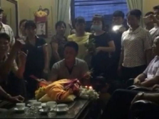 Mang thi the thai nhi len phong giam doc benh vien hinh anh