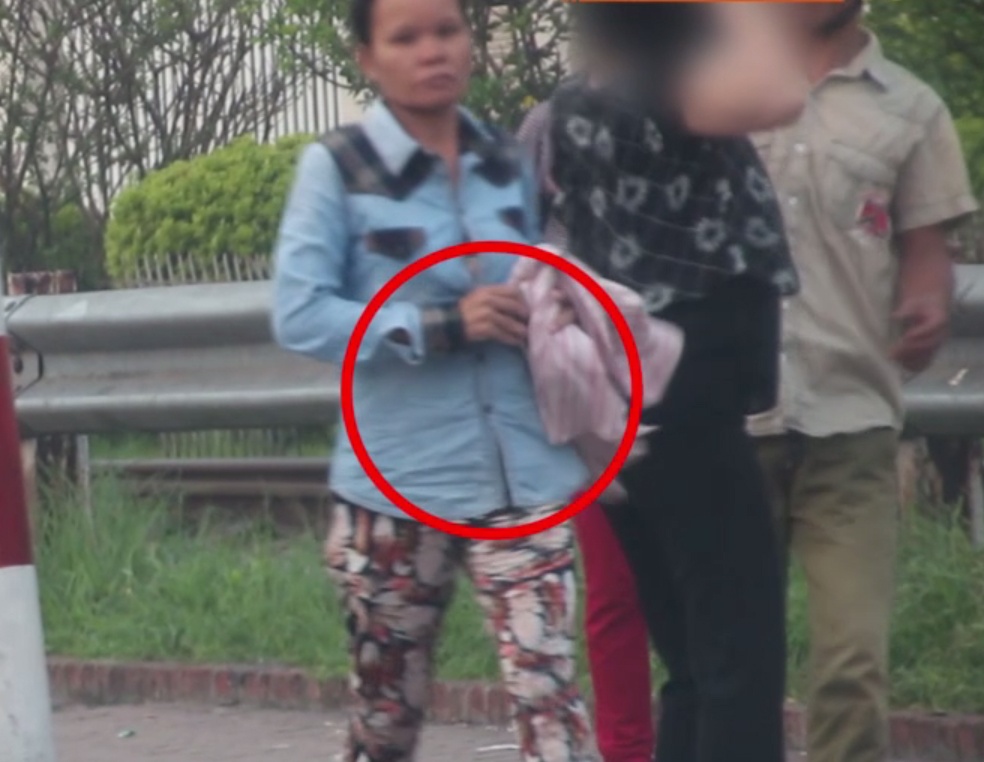 Moc tui long hanh truoc cong benh vien Bach Mai hinh anh