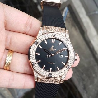 Tra lai dong ho tram trieu cho du khach nuoc ngoai danh roi hinh anh