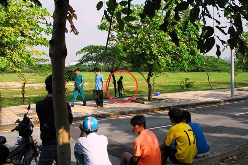 Mot nguoi chet trong tu the bi that co o ghe da hinh anh