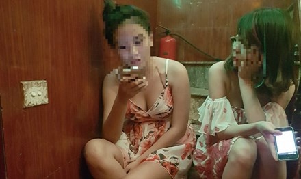 Nghe 'tay vin' o quan karaoke hinh anh