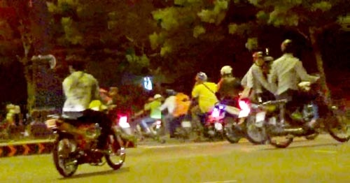 'Quai xe' quay duong pho Sai Gon hinh anh