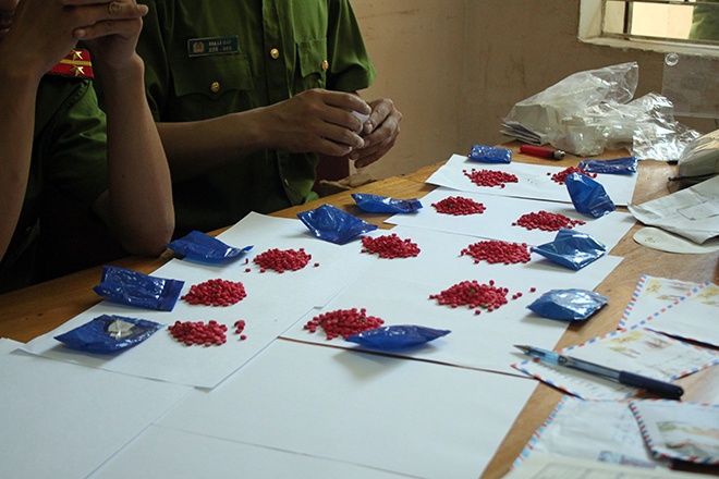 Duong day mua ban 523 banh heroin va gan 2.300 vien ma tuy hinh anh