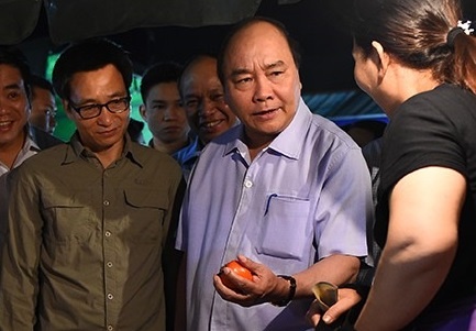 Thu tuong Nguyen Xuan Phuc di cho Long Bien tu mo sang hinh anh