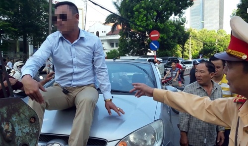 Tai xe co thu tren nap capo bi phat 22 trieu dong hinh anh