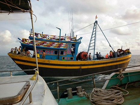 Cam hanh nghe vinh vien 2 tau ca vi xo nga can bo xuong bien hinh anh