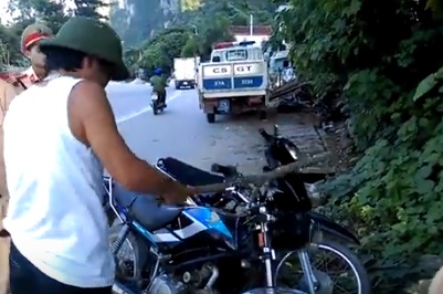 Nguoi dan ong dap pha xe khi bi CSGT bat loi hinh anh