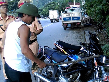 Bi CSGT bat loi, nguoi dan ong dap pha xe may hinh anh