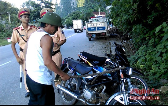 Đập phá xe máy ảnh 1 Dap pha xe may anh 1