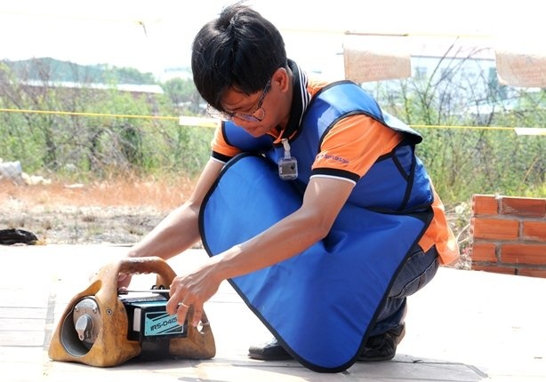 Gan thiet bi giam sat nguon phong xa tu 1/10 hinh anh